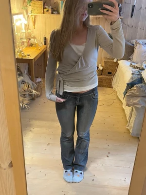 Grå vintage lee jeans - Säljer ett par gråa bootcut jeans från lee med snygga slitningar. Jeansen har låg midja och är tillverkade i mjukt jeansmaterial med lite stretch. Skit snygga!!❤️