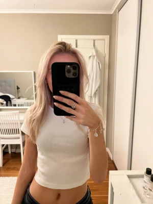 T-shirt - Vit ribbad t-shirt från H&M i storlek S.