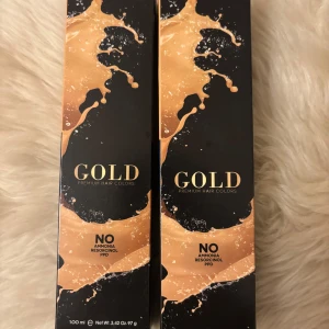 Gold Premium Hair Colors 7.13 Medium Beige Blonde - En förpackning Gold Premium Hair Colors i nyansen 7.13 Medium Beige Blonde. Färgen är en naturlig beige blond ton och är fri från ammoniak, resorcinol och PPD. Varje förpackning innehåller 100 ml hårfärg. Snygg design i svart och guld.