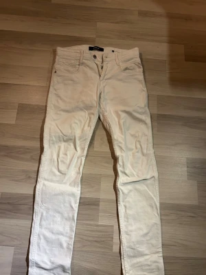 Replay jeans - Ett par vita Replay jeans som passar perfekt till sommarkvällar. Jeansen ser nya ut och inte en enda fläk på.