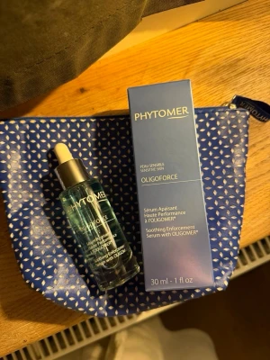 Phytomer Oligoforce Serum  - Phytomer Oligoforce är ett ansiktsserum för känslig hud. Perfekt att använda innan din ansiktskräm. Säljes med en blå necessär med vitt mönster. SERUMET ÄR HELT OANVÄNT!! Inte ens öppnat själva flaskan.🥰 köptes för 569kr
