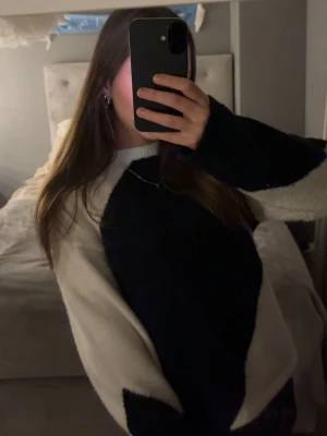 Svartvit stickad tröja - svartvit stickad tröja från gina tricot , tröjan finns ej längre att köpa. storlek 158/164 och sitter som xs. använd fåtal gånger💝🥰