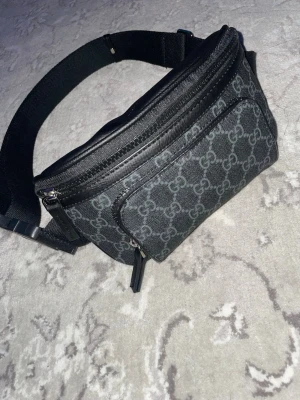 Gucci väska - Helt ny Gucci väska passar till allt och är stilrent! 