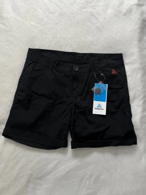 Shorts - Helt nya shorts som tyvärr inte blev använda och nu passar de inte🫠 storlek 160 men passar xs dam