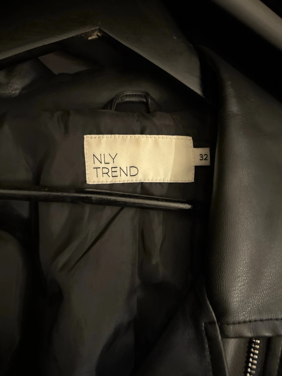 Svart skinnjacka från NLY Trend - 2