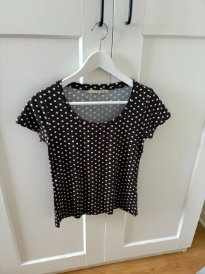 Topp - Brun topp med vita prickar från lager 157 storlek xs