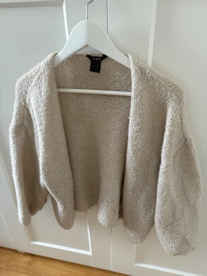 Kofta - Stickad beige kofta från Lindex storlek xs/s