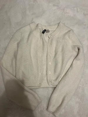 Vit croppad kofta från H&M - Supermysig vit kofta från H&M i croppad modell. Storlek M💕