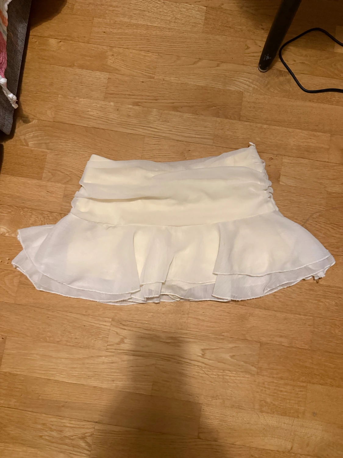 Vit volangkjol med omlott-look