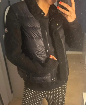 Moncler cardigan - moncler cardigan svart!🖤jätte fint skick