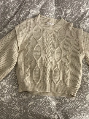 Beige stickad tröja från Sisters Point - Säljer en beige stickad tröja i storlek M men skulle säga att den är mer som en S.
