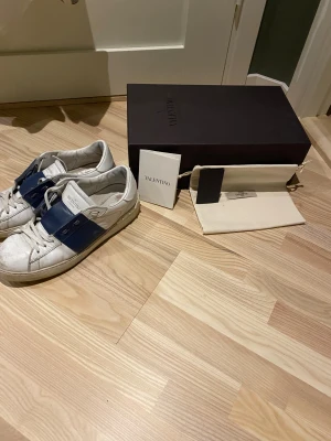 Valentino opens - Hej! Säljer nu mina valentino opens storlek 41 kom pm för fler bilder. Obs bara skorna och kvitto, dustbag ingår.