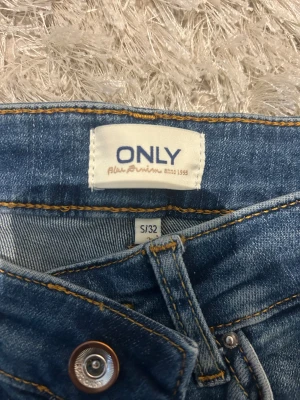 Blå bootcut jeans från ONLY S/32 - super snygga jeans men de är tyvärr för korta💗