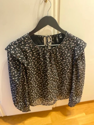 Blommig/prickig blus  - Säljer denna blus från veromoda, se närbild för exakt mönster. Storlek XS. Polyester, viskos är materialet. Kan behöva en tvätt pga legat i flyttkartonger och kan hämtas i Göteborg/skickas via valfri app. 