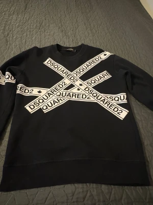 DSQUARED2 tröja  - 🖤 Äkta DSQUARED2 tröja – svart, i toppskick! 🖤  Säljer en 100% äkta Dsquared2 tröja i klassisk svart färg. Tröjan är i mycket bra skick, endast använd ett fåtal gånger och helt utan skador eller fläckar ✨👕 Kvalitén är hög och passformen sitter riktigt snyggt 🔥  Perfekt för dig som vill ha ett stilrent och exklusivt plagg från ett lyxmärke 💎 Ord pris 2300 kr