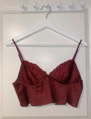 Fin topp i leopard mönster  - Högst bud 170kr. Modellen heter ”Lost in a dream leopard print frill satin bralet in red”
