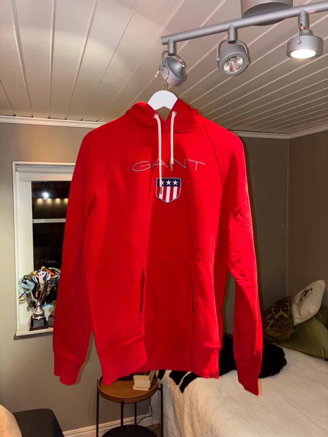 Fin och soft röd GANT hoodie. - 1