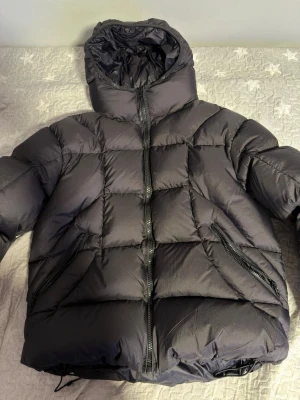 Palace Balaclava Jacka - Palace Pertex Balaclava Jacka av högsta kvaliten. Jackan är en k0pia och är använd 1 eller 2 gånger. Storlek S. Är väldigt varm och skön. Bara att skriva om ni undrar något👍