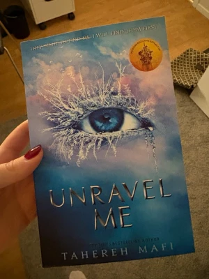 Unravel Me - Bok två i shatter me serien som är på engelska! Fint skick och har aldrig läst den. Köpte den för ca 200 kr i nypris. Inga defekter