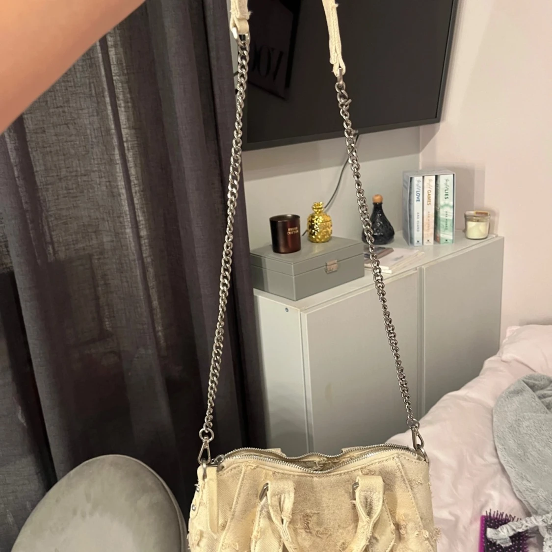 Beige axelväska i jeans med kedja - 2