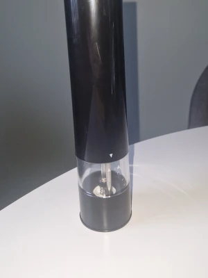 Elektrisk kryddkvarn  - Säljer en stilren svart elektrisk kryddkvarn från HAVSÖ. Kvarnen har genomskinlig behållare så du ser mängden kryddor, och inbyggd belysning som lyser upp när du maler. Drivs av batterier och har en modern, clean look som passar i alla kök. Batterier medföljer (ej nyinsatta). Fullt fungerande 