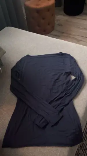 Superskön mörkblå långärmad topp från Intimissimi, väldigt tunnt och mjukt material, kan ha i vardag men även på lite mer uppklädda tillfällen. Tröjan är i storlek S, kan gå ner i pris vid snabb affär!💕om du vill ha fler bilder så är det bara att skriva❤️