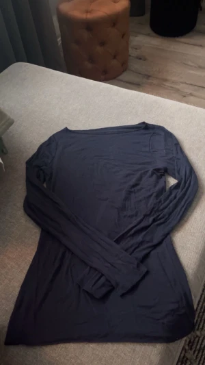 Mörkblå långärmad topp Intimissimi - Superskön mörkblå långärmad topp från Intimissimi, väldigt tunnt och mjukt material, kan ha i vardag men även på lite mer uppklädda tillfällen. Tröjan är i storlek S, kan gå ner i pris vid snabb affär!💕om du vill ha fler bilder så är det bara att skriva❤️