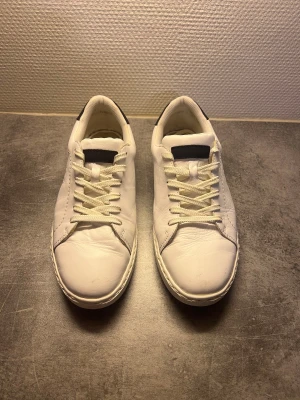 Rieker Läder Sneakers  - Vita Rieker lädersneakers. Bekväma och lätta i fint skick!