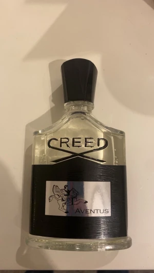 Creed Aventus 80ml parfym - Creed Aventus är en ikonisk parfym med stilren design. Flaskan innehåller 50 ml. Perfekt för dig som vill sticka ut och visa personlighet. En klassiker som uppskattas av många unga vuxna.