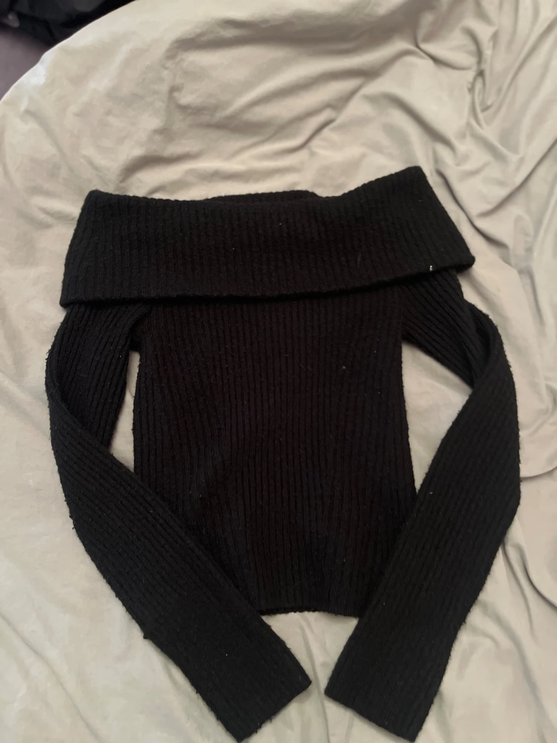 Svart offshoulder stickad tröja