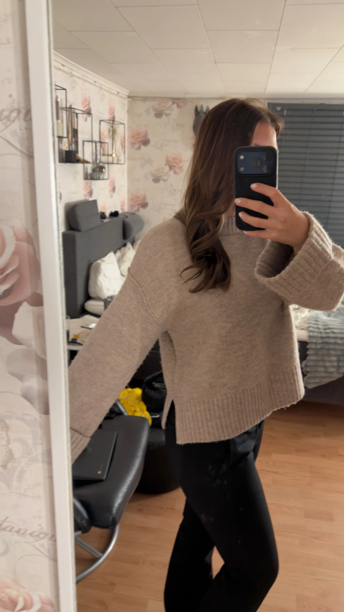 Beige stickad tröja med vida ärmar - 2