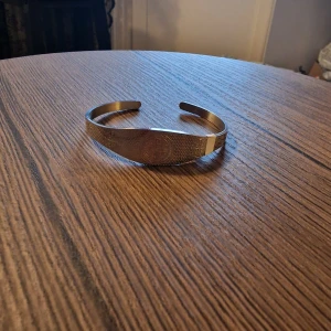 Armband manschett - Armband manschett. Rostfritt stål. Saint Benedict kors.