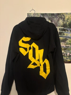 soppgirobygget merch - säljer min soppgirobygget hoodie som jag köpte på detas konsert på grönan i sommras, använt fåtal gånger och inga defekter!! pris kan absolut diskuteras. skriv vid frågor!❤️