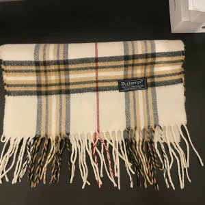 Burberry halsduk/scarf - Burberry scarf i toppen skick. Materialet är Kashmir alltså 100% lamm ull. Nypris ligger på ett par tusenlappar, mitt pris för endast 399, priset kan diskuteras. Ställ gärna frågor vid funderingar. Perfekt nu inför vintern✅