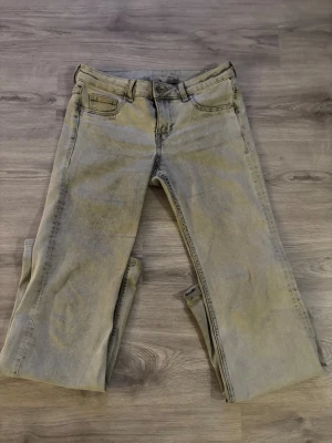 Gråa jeans från Divided H&M, EUR 40 - Snygga grå jeans från Divided H&M i storlek 40. 