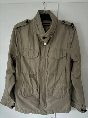 Snoot jacka M - Beige sjukt snygg trendig och populär Snoot jacka i storlek M. Inga hål eller fläckar och i använt men bra skick! Superfin på perfekt till vinterhalvåret och passar till allt! Sälja för ett steal pris!