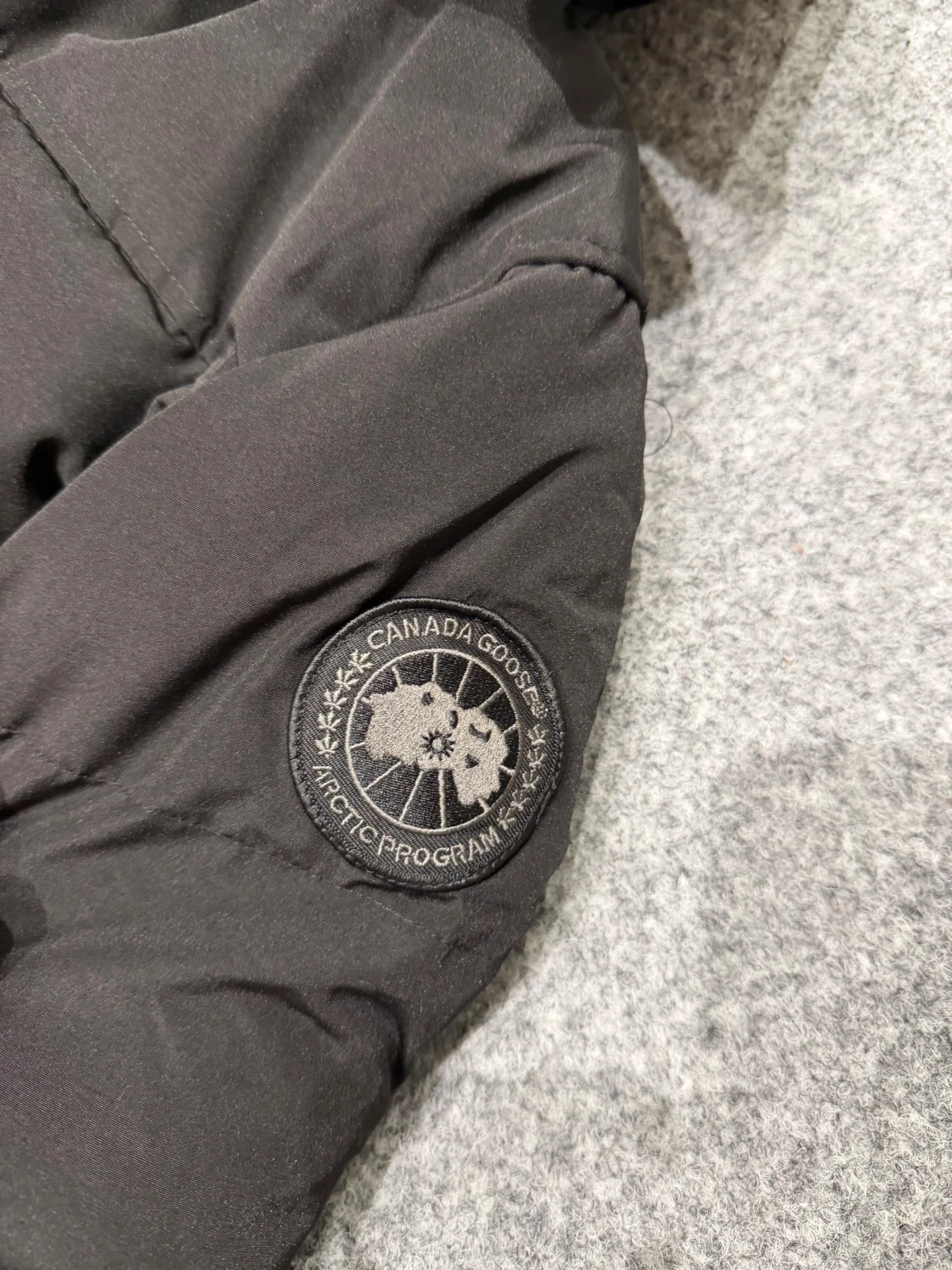Canada Goose Macmillan black logo - 1