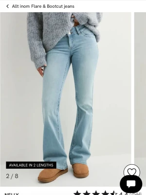 Bootcut jeans i ljusblå denim från Nelly - Bootcut jeans i ljusblå tvätt från Nelly med låg midja och klassisk femficksdesign. Snygga broderade detaljer i rosa på bakfickorna. Jeansen har gått sönder lite där bak men inget man tänker på! 