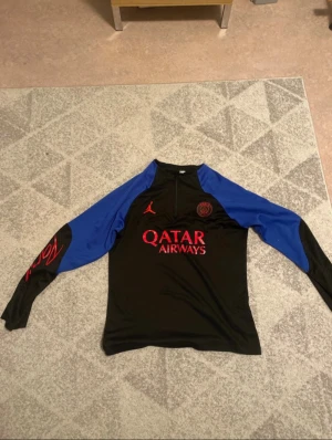 Psg tröja - Hej säljer min psg tröja eftersom jag inte har någon användning av den. Priset kan diskuteras och så fraktas den samma dag.