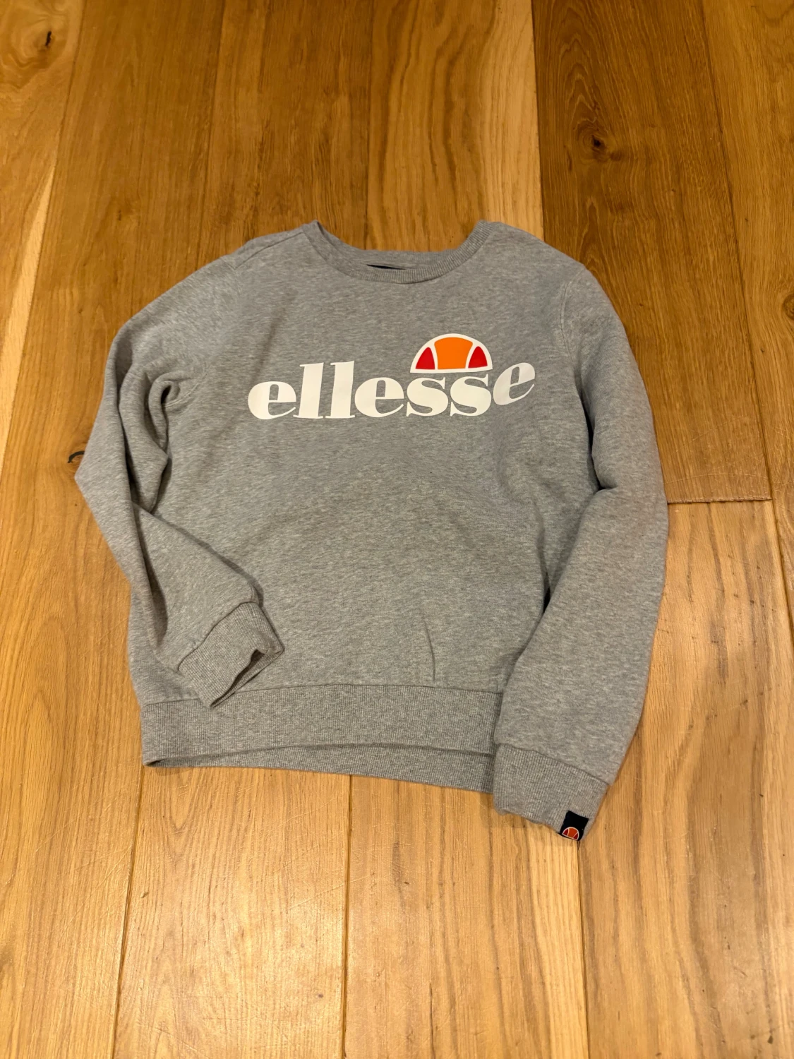 Grå sweatshirt från Ellesse