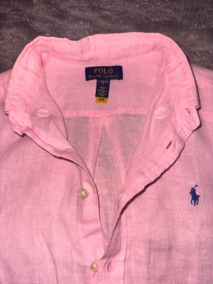 Ralph Lauren Skjorta  - Ordinarie pris är cirka 1200kr, därför säljer jag med gamska mycket lägre pris för den är använd, men fortfarande i mycket fint skick. Fråga gärna om fler bilder eller mått osv. Priset kan diskuteras, skickar oftast dagen efter beställning.
