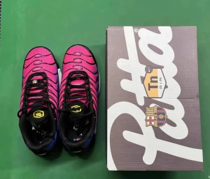 Shoe -  Air Max Plus sneakers i en fet gradient mellan rosa och blå med svarta detaljer och snörning. Snyggt mönstrad mesh-överdel, vit och svart sula med synliga Air-enheter i orange. Patta x FC Barcelona collab-box medföljer. Perfekt för dig som vill sticka ut.