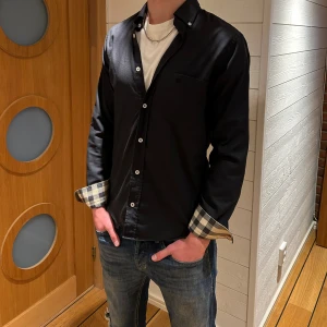 Burberry skjorta  - Tja, säljer en stilren skjorta från ”Burberry” i väldigt bra skick. Skjortan är i M men passar också S. Skjortans färg är väldigt mörkblå och kan nästans ses som svart (pris går att diskuteras).