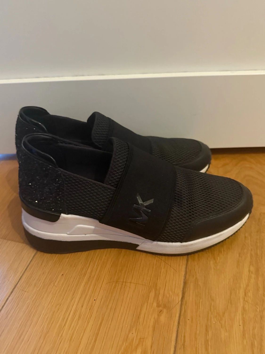 Svarta sneakers Michael Kors 