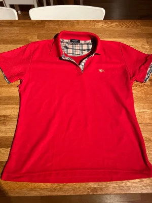 Burberry pike - Burberry pike använd ett fåtal gånger i storlek barn xl, motsvarar xs/164 cm. Inga tydliga tecken på användning/slitage. Priset kan diskuteras. Säljer pga att den är för liten.