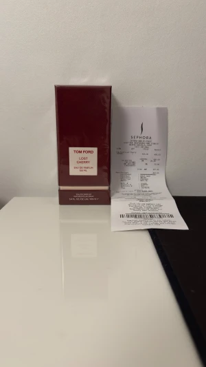 Tom Ford lost cherry - Tom Ford – Lost Cherry (100ml) – Helt Ny & Inplastad  Säljer en Tom Ford Lost Cherry 100ml, helt ny och fortfarande i originalplast. Exklusiv och eftertraktad doft – kvitto finns självklart.  🍒 Doftprofil: En lyxig blandning av körsbär, mandel, vanilj och varma söta noter. Sensuell, söt och otroligt unik – en av Tom Fords mest populära parfymer.