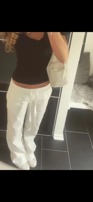 Vita linnebyxor Alobha - Säljer ett par fina vita linnebyxor i bra skick🩷