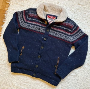 *Unik* Fodrad Cardiganjacka - Säljer nu denna sinnessjukt snygga cardiganjackan med mycket tjockt och värmande foder!❄️| Hör gärna av dig vid frågor!✌🏻🌤️