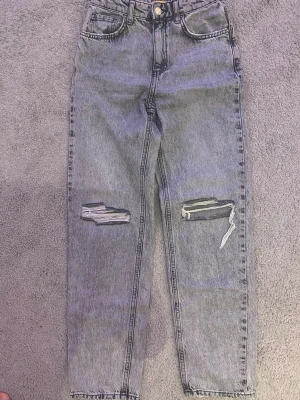Grå ripped jeans från Gina Tricot 152 - Snygga grå jeans från Gina Tricot i storlek 152, fin skick, skriv till mig vid frågor 💕