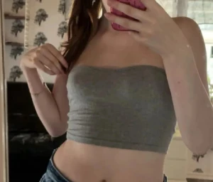 Grå ribbad tubtopp från SHEIN  - Säljer en grå ribbad tubtopp från SHEIN i storlek XS. Toppen är bandeau-modell, ärmlös och har en slim passform som sitter snyggt mot kroppen. Materialet är mjukt och stretchigt, perfekt för att styla med jeans eller kjol. Enkel och clean look.